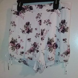 ❤️ ❤️ ❤️Charlotte Russe floral lightweight shorts